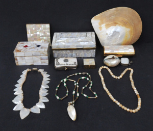 Lot 156 - Group lot of vintage Mother of Pearl items inc Coin purse (af Back), n