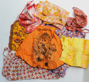 Lot 162 - Box lot of colourful Retro 60s-70s Aprons, Smocks & Assorted Table