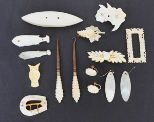 Lot 259 - Group lot vintage carved Mother of Pearl items inc Brooches - Fish, Ow