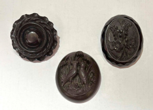 Lot 325 - 3 pces Victorian mourning jewellery - 2 carved Jet Brooches & carv