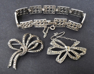 Lot 327 - 3 x pces Silver Marcasite jewellery - square open shaped Bracelet &