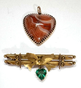 Lot 342 - 2 x pcs 9ct gold jewellery - c1900 bar brooch with green stone heart &