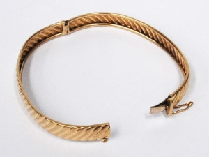 Lot 345 - 14ct ygold diagonally striped bangle - TW approx 13 5 grms