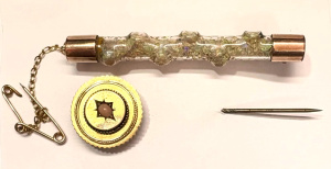 Lot 347 - 2 x pcs C1900 9ct gold jewellery - bar brooch featured opal specks &am