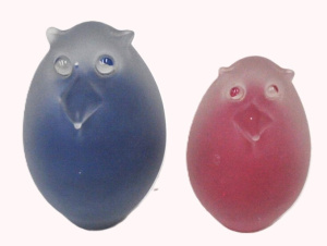 Lot 370 - 2 x Crystal Stubbs Australian Frosted Art Glass Owls in Blue & Red